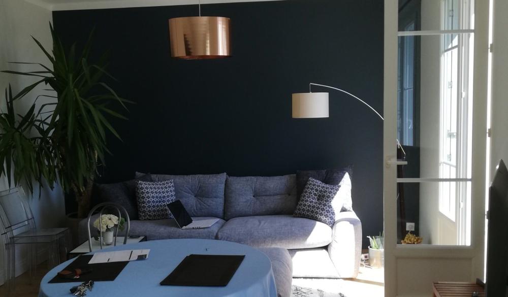 peinture décorative bleue dans un salon